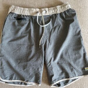 Vuori Banks Shorts Mens Large
Charcoal Grey Excellent Performance
Athletic V330